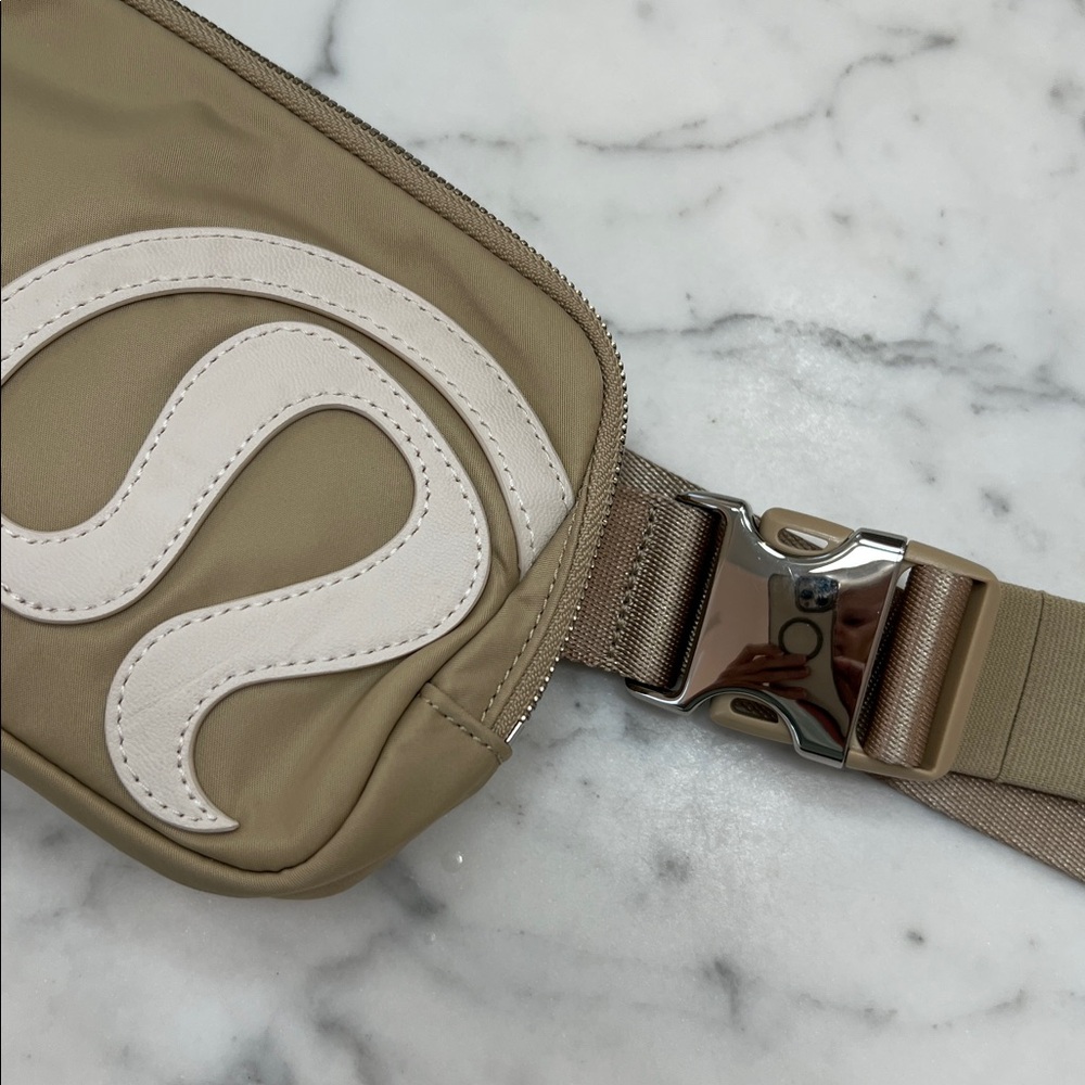 Lululemon Everywhere belt bag - Picture 3 of 4